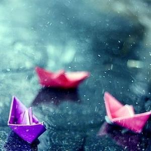 下雨天打伞背影女卡通